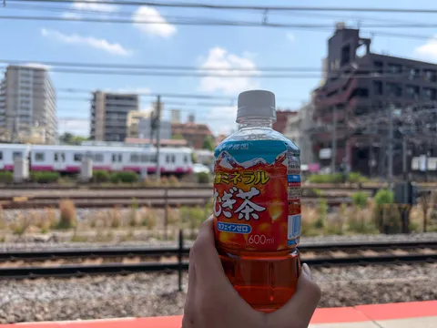 ホームで一息、冷たい麦茶