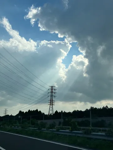 空を裂く光の柱と雲