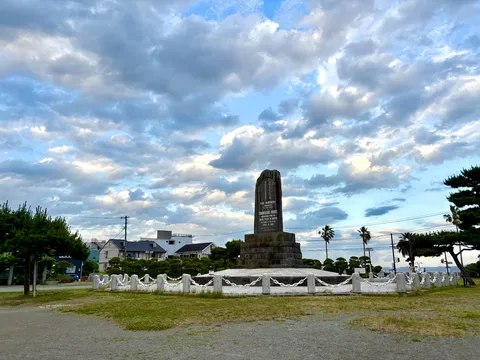 雲とモニュメントの静かな対話