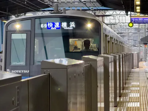 横浜の夜を走る光の列車