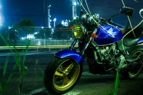 夜の光彩を纏う青きバイク