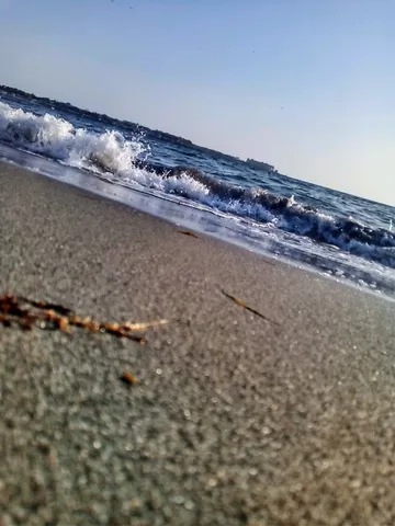 砂浜に打ち寄せる波の詩