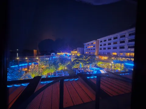 夜景に浮かぶリゾートの灯り