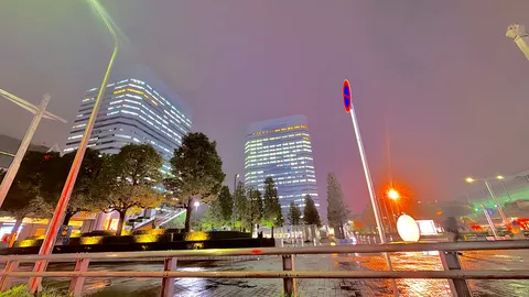 雨夜の街に灯る静寂