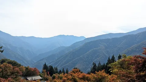 秋色に染まる山並みと静寂