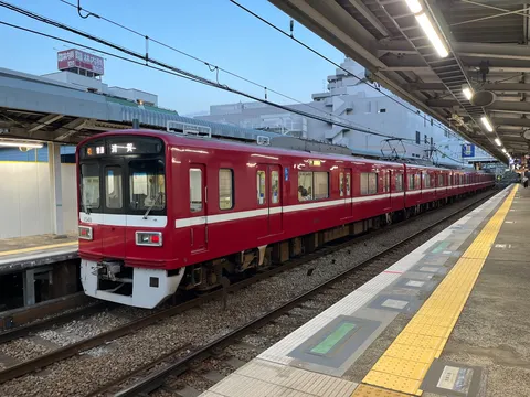 駅に佇む赤い車両