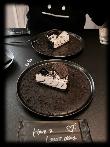 黒皿に映える夜のケーキ