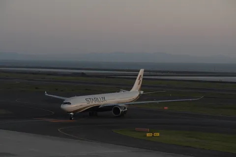 夕暮れの滑走路、翼よあれがパリの灯だ