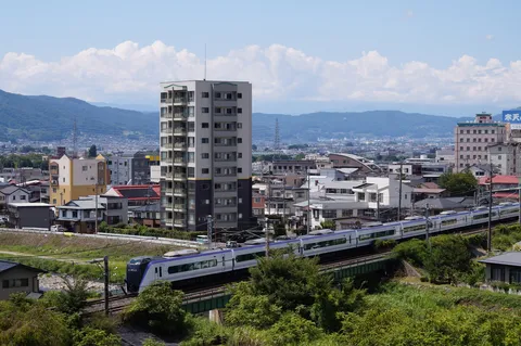 線路と街並みの静かな呼吸