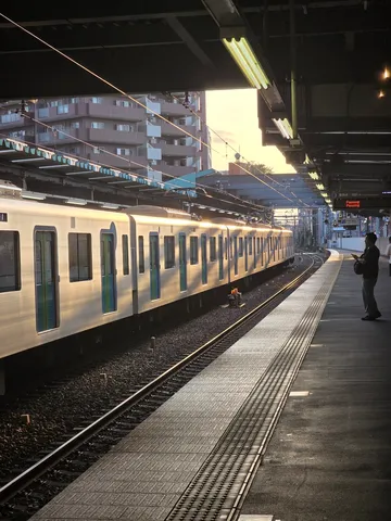 夕刻の光が走る線路