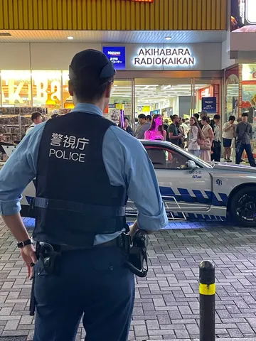 夜の秋葉原に響く静かさ