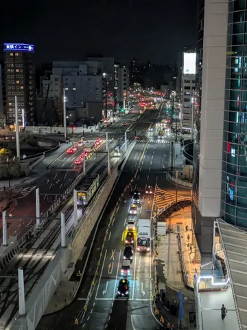 都会の夜景、光の川を走る