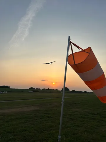 夕日とグライダー、風向きはどっち？