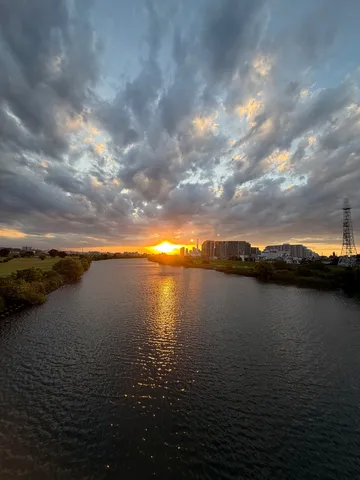 ドラマチックな夕暮れの川辺
