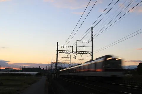 黄昏時を駆け抜ける列車