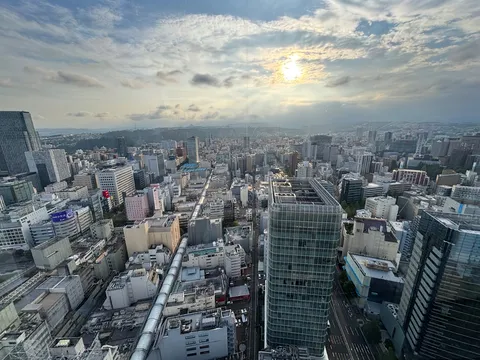 雲のすき間から都市観察
