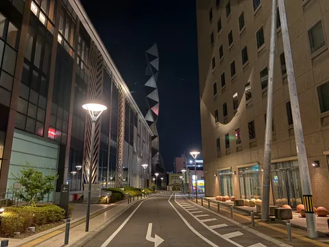 夜の都会道、光のコントラスト