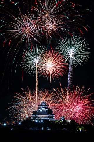 城と花火、夜空の祭典