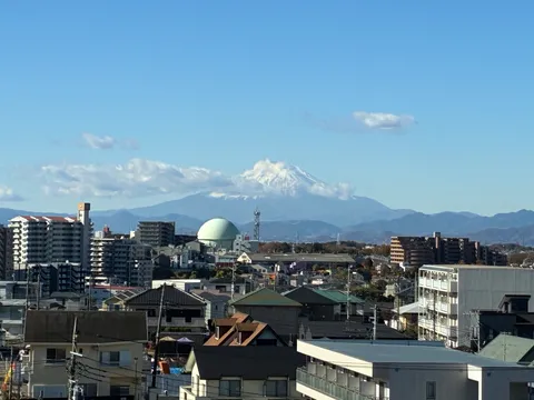 街並みと富士山のコントラスト