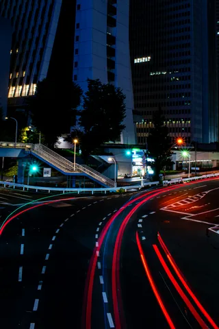夜の街を彩る光の軌跡