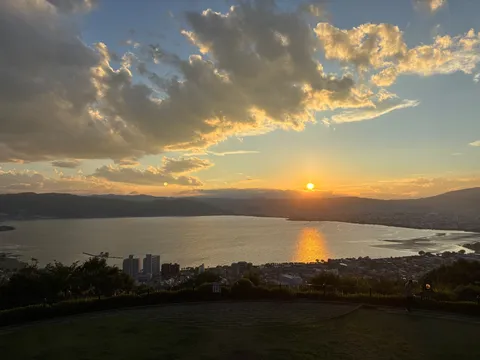 黄金に輝く湖の夕景