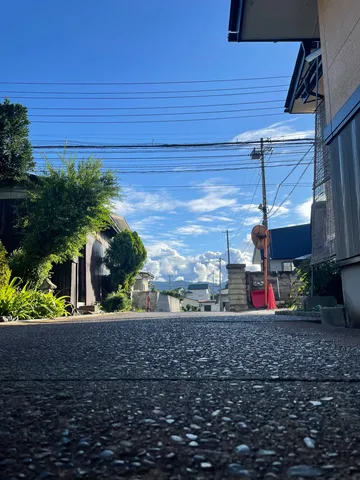 夏の日の道、雲と電線