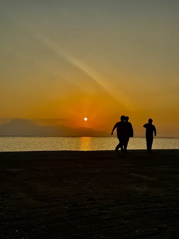 夕焼けに染まる水辺の散歩
