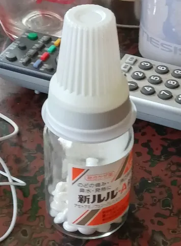 薬瓶とガジェットの静かな時間