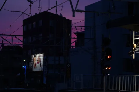 紫夜の交差点、灯火は赤く