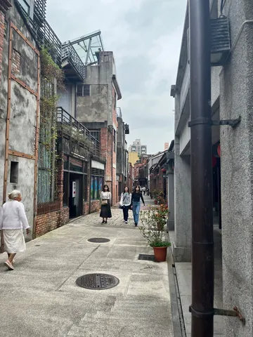 石畳に伸びる影、ノスタルジックな路地裏散歩