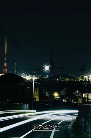 夜の光跡が描く街並み