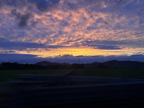 雲のグラデーションと夕景