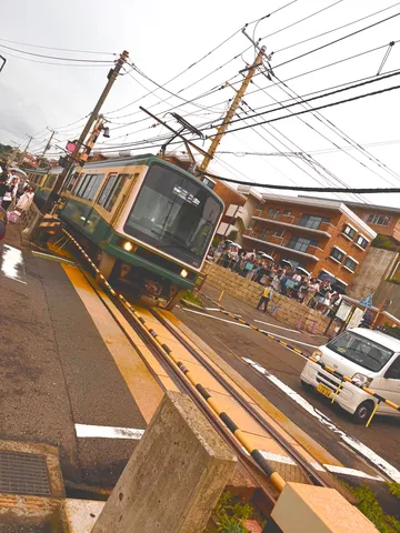 緑の路面電車が刻む街景