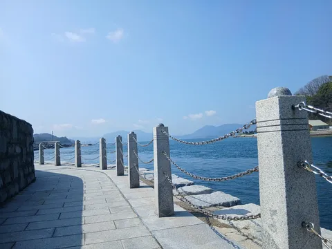 青い海と石畳の散歩道