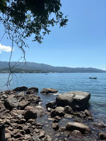 岩と波と青い空のコントラスト