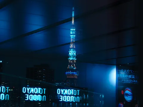 青に溶ける都会の万華鏡