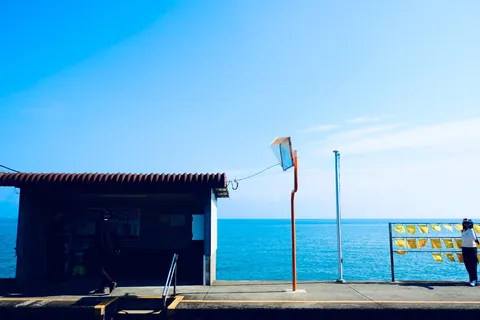 潮風と信号機のレトロな風景