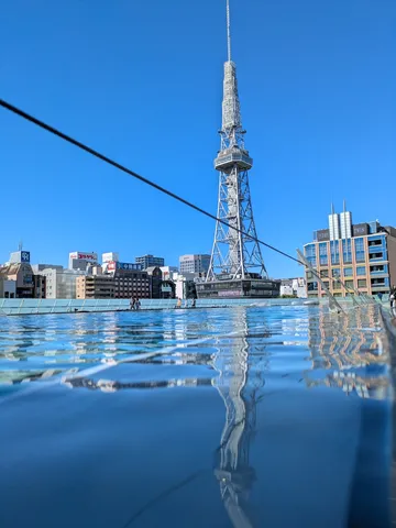 水面にきらめく都市の空