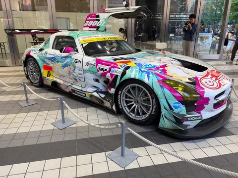 まばゆい光を放つレーシングカー