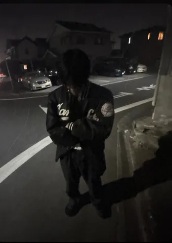 夜の帳、灯りと影の交差点