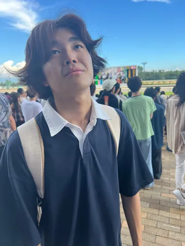 空と一体化するふわふわヘアー