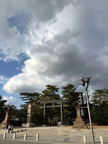 空と鳥居、時を繋ぐ静寂