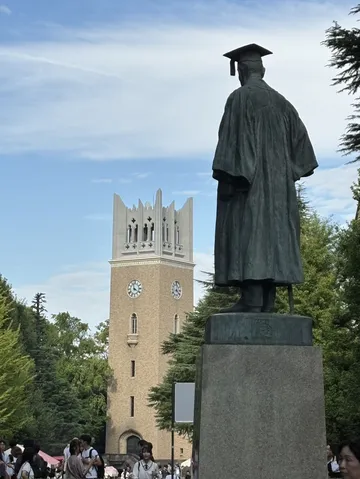 塔を見つめる卒業の像