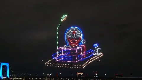 夜空を彩るドローンアート、ドラえもんが空を舞う！