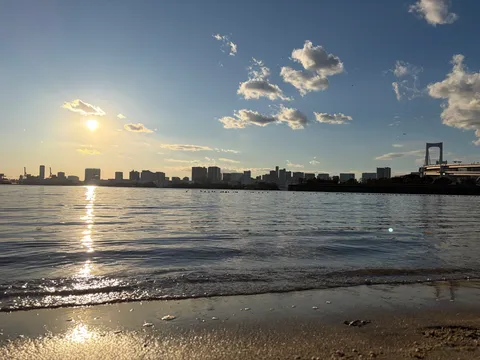 夕陽と水辺の静寂