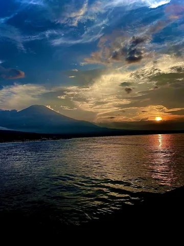 水面に映る夕日のドラマ
