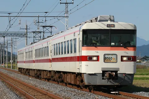 列車は進む、夏空の下