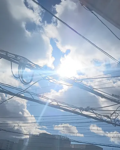 光と影、電線の織りなす日常風景