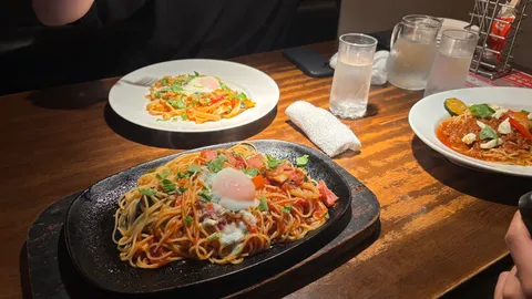 熱々パスタと温かい食卓