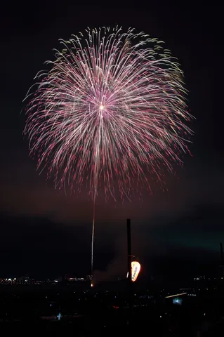 夜空を彩る壮大な花火